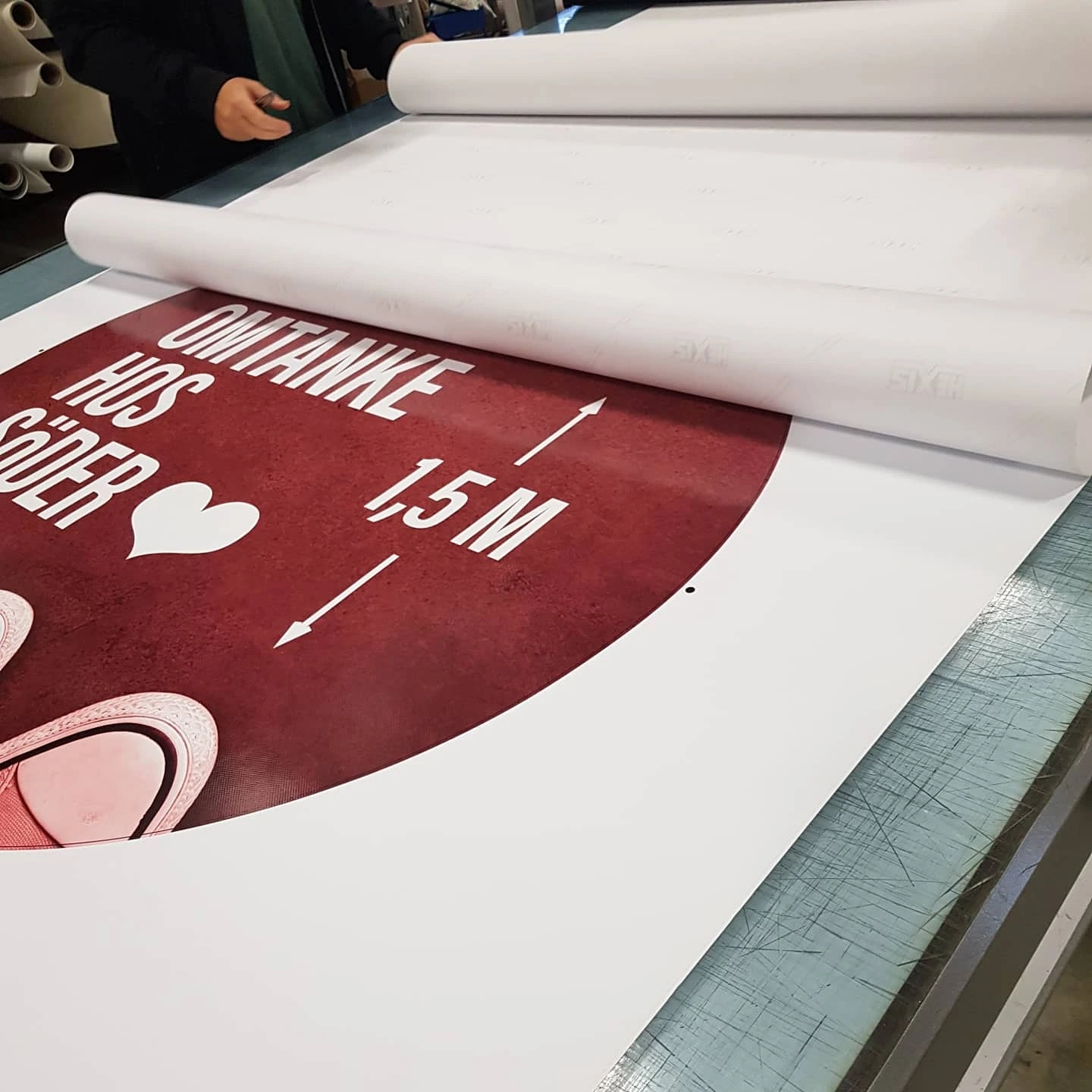 Golvdekor med logotyp i butiksmiljö tryckt av Specialprint Malmö