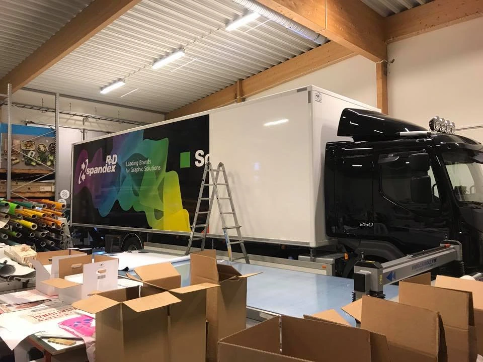 Produktionslokal hos Specialprint med storformatsskrivare och tryckmaterial