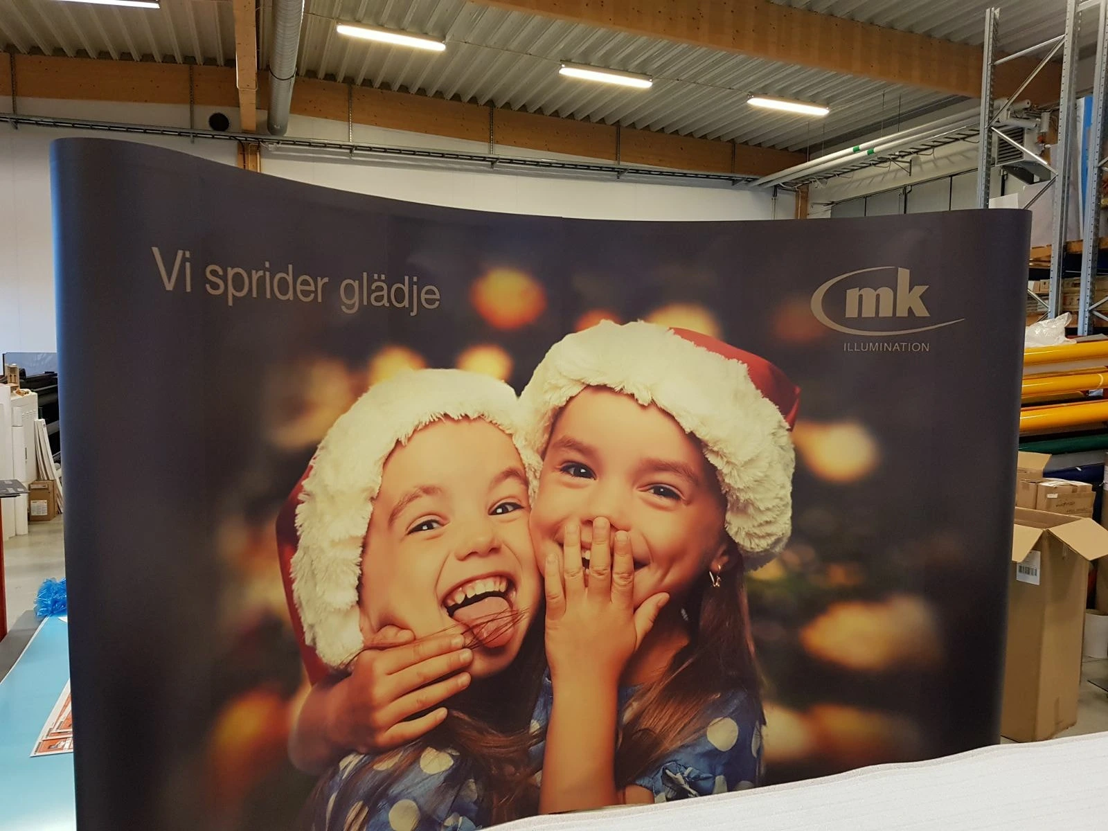 Frostad fönsterfilm med logotyp i mötesrum på kontor